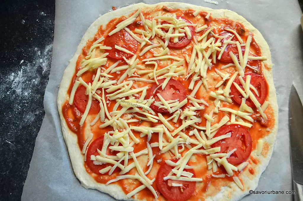 cum se face reteta de pizza cu vinete ardei copti si usturoi (2)
