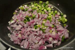 cum se caleste ceapa pentru orez cu legume (1)