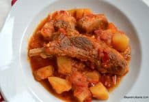 Mancare de cartofi cu carne de porc reteta de tocanita cu ceapa, usturoi si sos de rosii