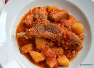 Mancare de cartofi cu carne de porc reteta de tocanita cu ceapa, usturoi si sos de rosii