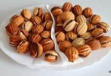 Nuci umplute cu crema de ciocolata reteta veche Nuci umplute cu crema de ciocolata reteta veche foarte fragede savori urbane