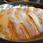 Paine pufoasa cu malai – reteta de paine aurie cu mamaliga coapta in oala