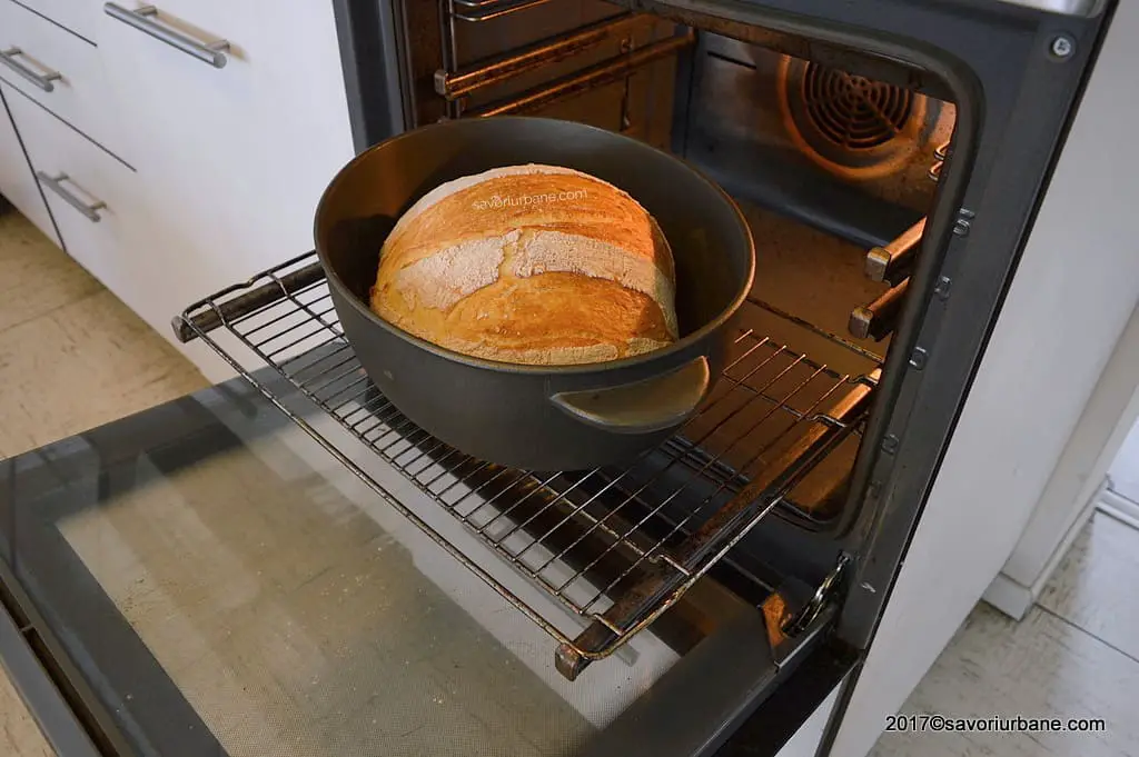 cum se coace paine in oala cu capac (2)