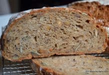 Paine multicereale de casa cu seminte de in si dovleac felie de paine integrala multicereale seminte savori urbane