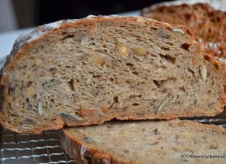 Paine multicereale de casa cu seminte de in si dovleac felie de paine integrala multicereale seminte savori urbane