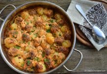 Chiftele la cuptor cu cartofi in sos de smantana Chiftele la cuptor cu cartofi in sos de smantana Savori Urbane