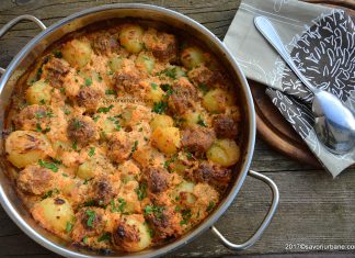 Chiftele la cuptor cu cartofi in sos de smantana Chiftele la cuptor cu cartofi in sos de smantana Savori Urbane