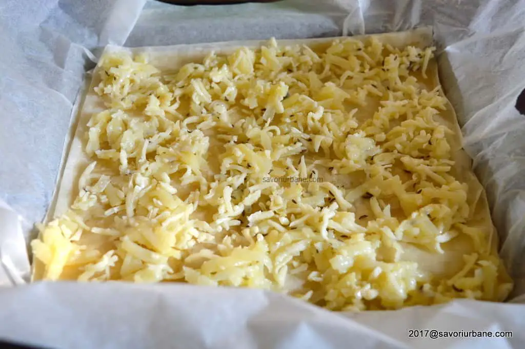 cum se face placinta cu cartofi ceapa si smantana la cuptor (3)