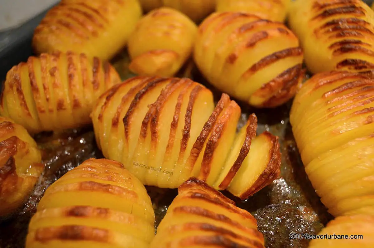 Cartofi Hasselback la cuptor reteta traditionala de cartofi acordeon savori urbane