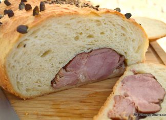 Paine umpluta cu sunca afumata sau ciolan paine pufoasa de casa umpluta cu sunca