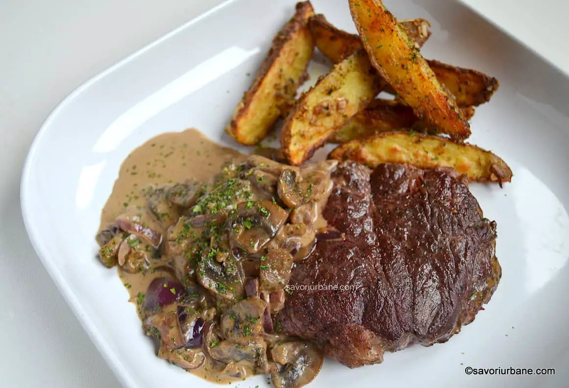 servire friptura de vita la gratar sau tigaie cu cartofi si sos steak diane
