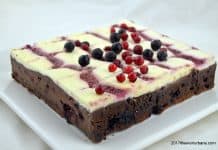 Negresa cu fructe de padure si crema de branza Negresa cu fructe de padure si crema de branza savori urbane