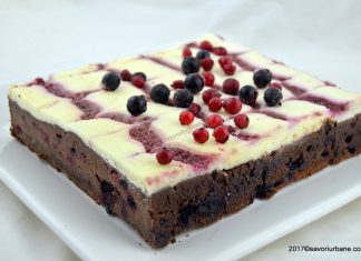 Negresa cu fructe de padure si crema de branza Negresa cu fructe de padure si crema de branza savori urbane