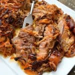 Pulpa de porc la cuptor pe pat de ceapa caramelizata – friptura frageda de porc