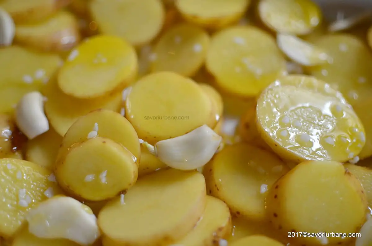 cum se fac cartofi noi la cuptor cu usturoi (3)