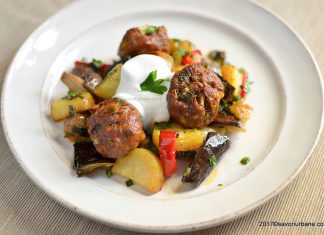 Chiftelute la cuptor cu legume coapte – chiftele din carne tocata pe pat de legume