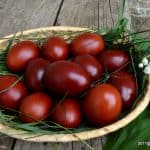 Cum se vopsesc ouale cu coji de ceapa – oua rosii de Pasti vopsite natural