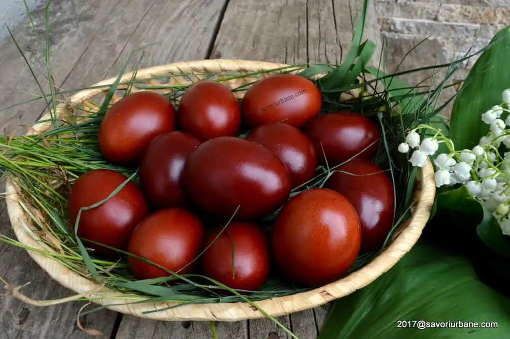 Cum se vopsesc ouale cu coji de ceapa - oua rosii de Pasti vopsite natural savori urbane