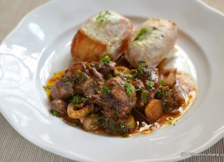 Ficatei de pui cu sos de rosii si vin la cuptor Ficatei de pui cu sos de rosii si vin la cuptor reteta savori urbane