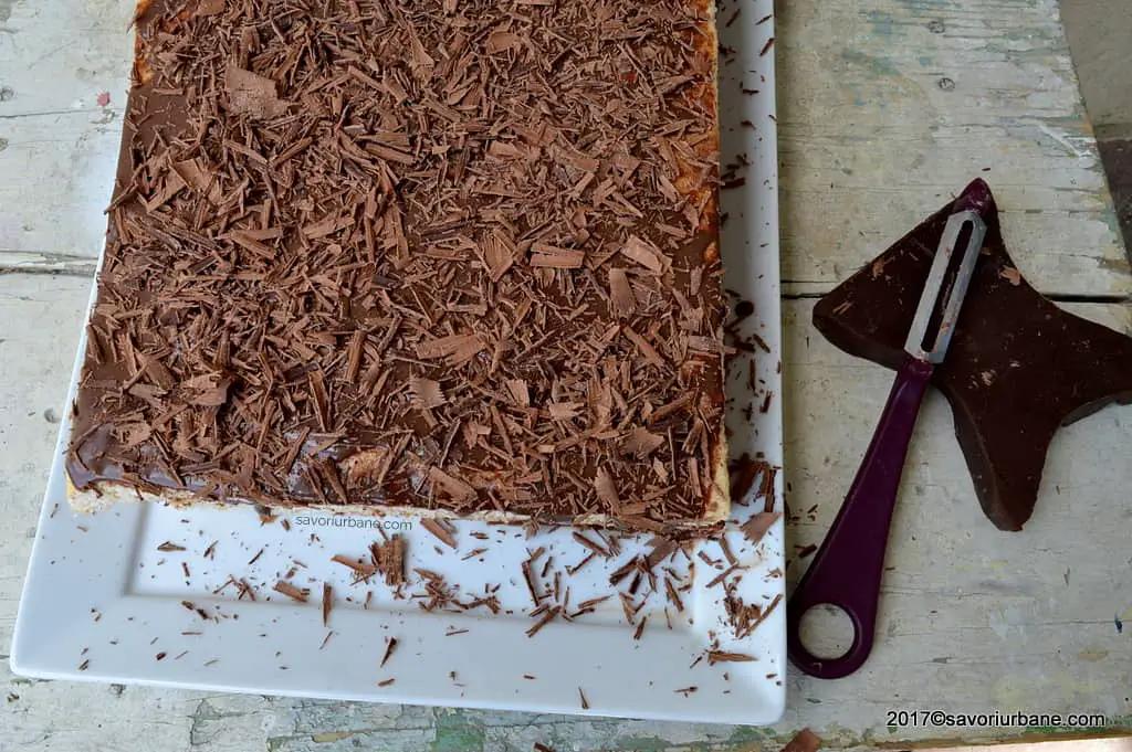 cum se decoreaza prajitura cu fulgi de ciocolata