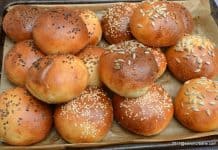 Chifle pentru hamburger sau burgeri – painici moi si pufoase Chifle pentru hamburger sau burgeri reteta savori urbane