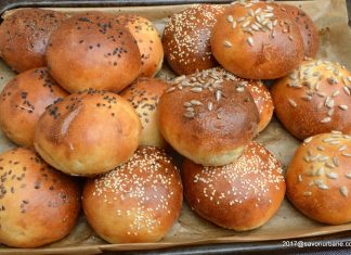 Chifle pentru hamburger sau burgeri – painici moi si pufoase Chifle pentru hamburger sau burgeri reteta savori urbane