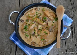 Piept de pui cu ciuperci si smantana la tigaie Piept de pui cu ciuperci si smantana Savori Urbane