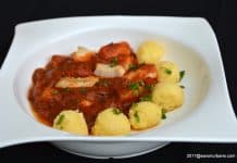 Piept de pui in sos de rosii cu mamaliguta Piept de pui cu sos de rosii si mamaliguta