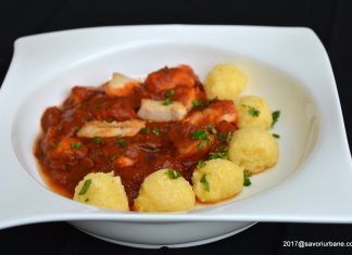 Piept de pui in sos de rosii cu mamaliguta Piept de pui cu sos de rosii si mamaliguta