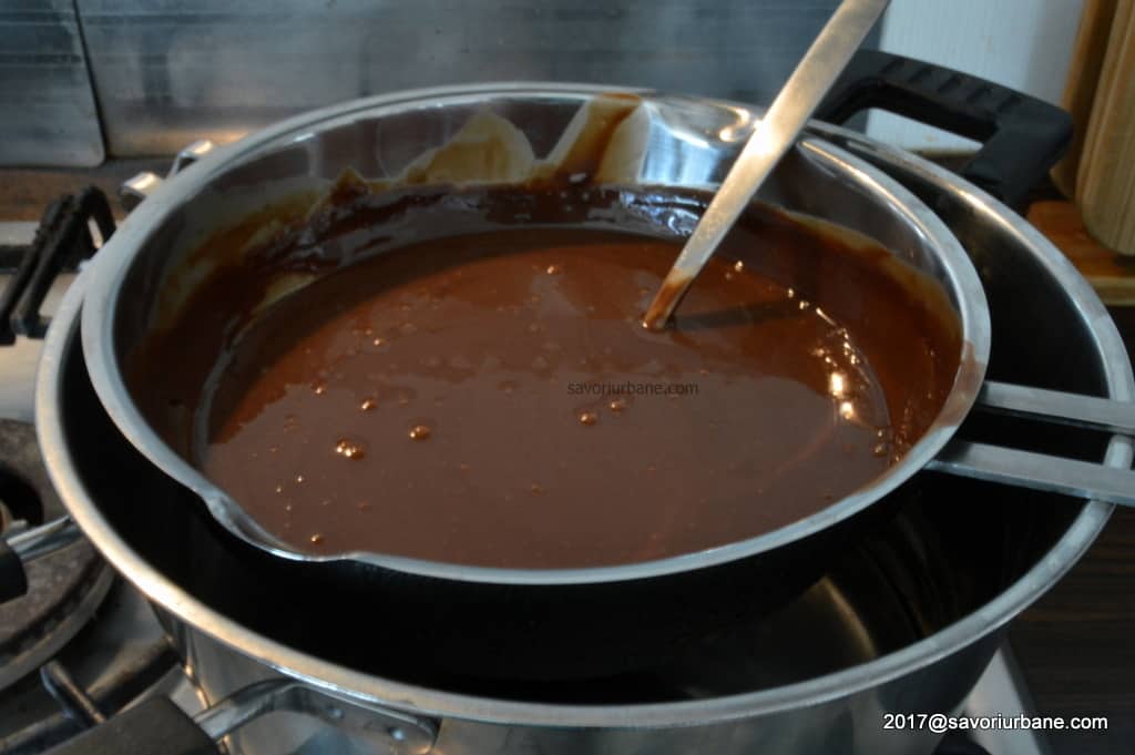 cum se face glazura de ciocolata pentru valurile dunarii