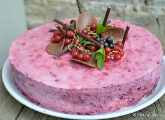 Tort de inghetata cu iaurt si fructe de padure Tort de inghetata cu fructe de padure Savori Urbane
