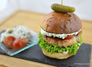 Burger de somon cu sos tartar si chifle de casa – reteta pas cu pas Burger de somon reteta pas cu pas Savori Urbane