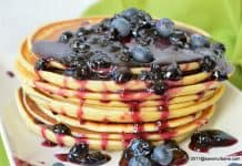 Pancakes clatite americane cu sos de afine Pancakes - Clatite americane cu sos de afine Savori Urbane