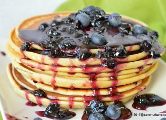 Pancakes clatite americane cu sos de afine Pancakes - Clatite americane cu sos de afine Savori Urbane