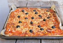 Pizza cu blat pufos cu „de toate” – pizza de casa