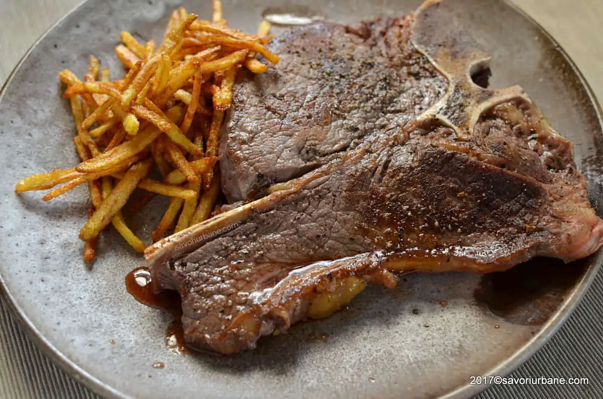 T-Bone Steak de vita prajit pe placa de sare de Himalaya reteta savori urbane