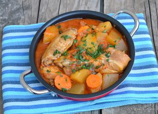 Tocanita de pui cu ceapa si cartofi reteta simpla Tocanita de pui cu ceapa si cartofi reteta simpla savori urbane