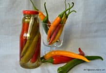 Ardei iuti in otet la borcan murati pentru iarna Ardei iuti in otet la borcan Savori Urbane