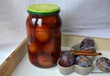 Compot de prune intregi pentru iarna Compot de prune intregi la borcan Savori Urbane