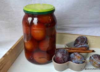 Compot de prune intregi pentru iarna Compot de prune intregi la borcan Savori Urbane