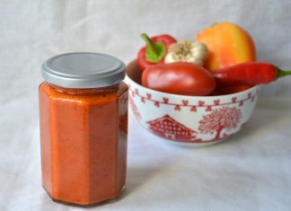 Pasta de ardei copti cu usturoi la borcan reteta de lutenita (ljutenica) Pasta de ardei copti cu usturoi la borcan reteta de lutenita zacusca savori urbane