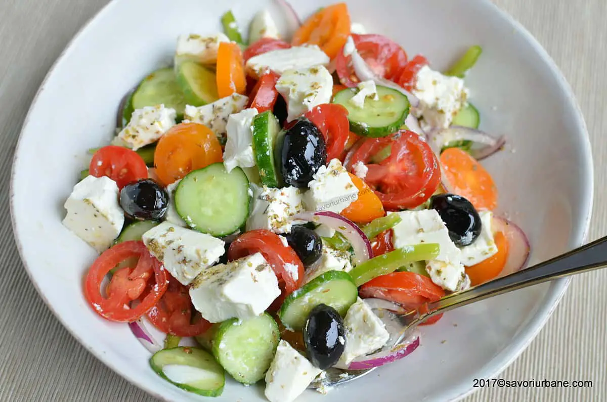 cum se pune branza feta la salata greceasca bucatele sau intreaga