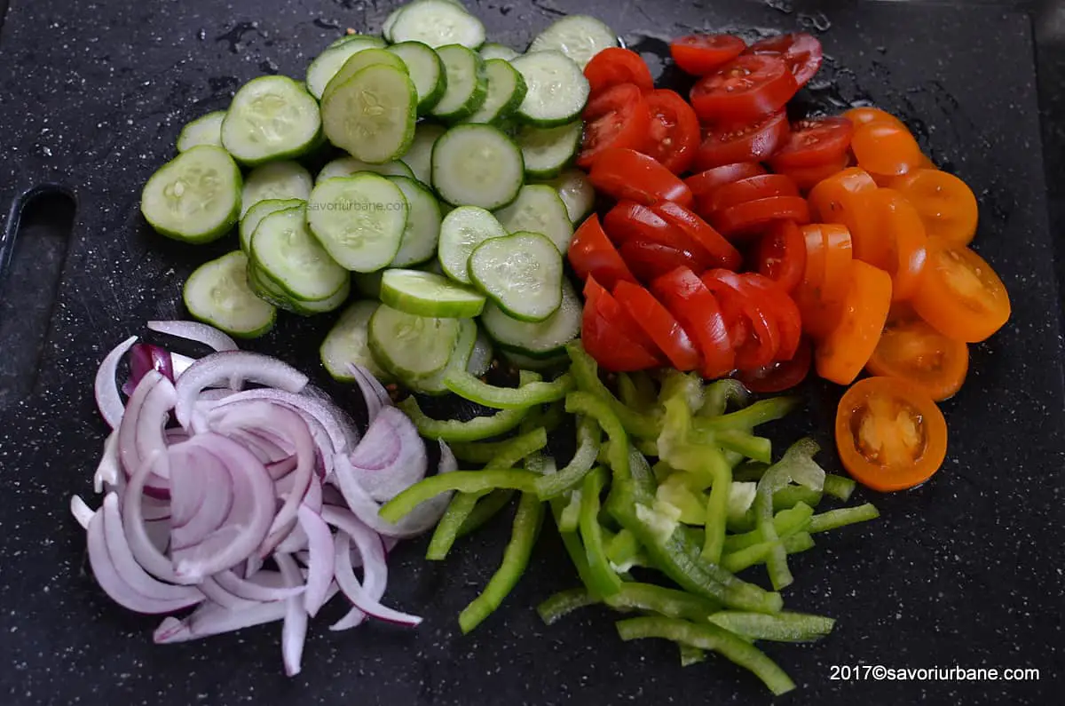 cum se taie legumele pentru salata greceasca reteta pas cu pas