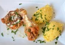 Pui la ceaun cu mujdei de usturoi si mamaliga Pui la ceaun cu mujdei de usturoi si mamaliga reteta simpla savori urbane