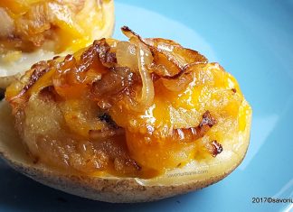 Cartofi umpluti cu Cheddar si ceapa caramelizata – la cuptor