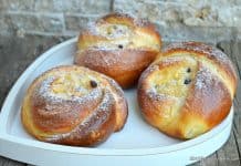 Branzoaice trandafiri cu branza de vaci si stafide cum se fac branzoaice trandafir cu branza de vaci si stafide