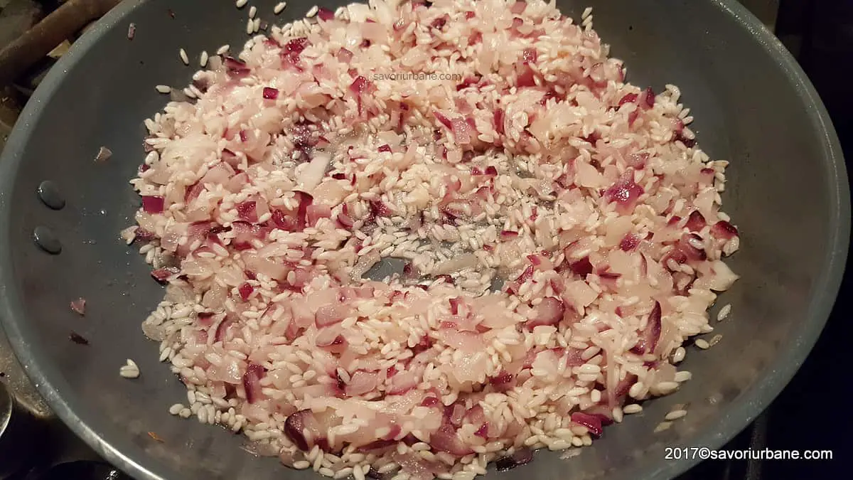 cum se face umplutura de carne tocata pentru ardei cu orez si ceapa calita (3)