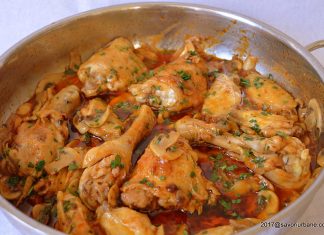 Pui cu ciuperci si vin in sos de rosii la tigaie Pui cu ciuperci si vin in sos de rosii la tigaie reteta simpla savori urbane