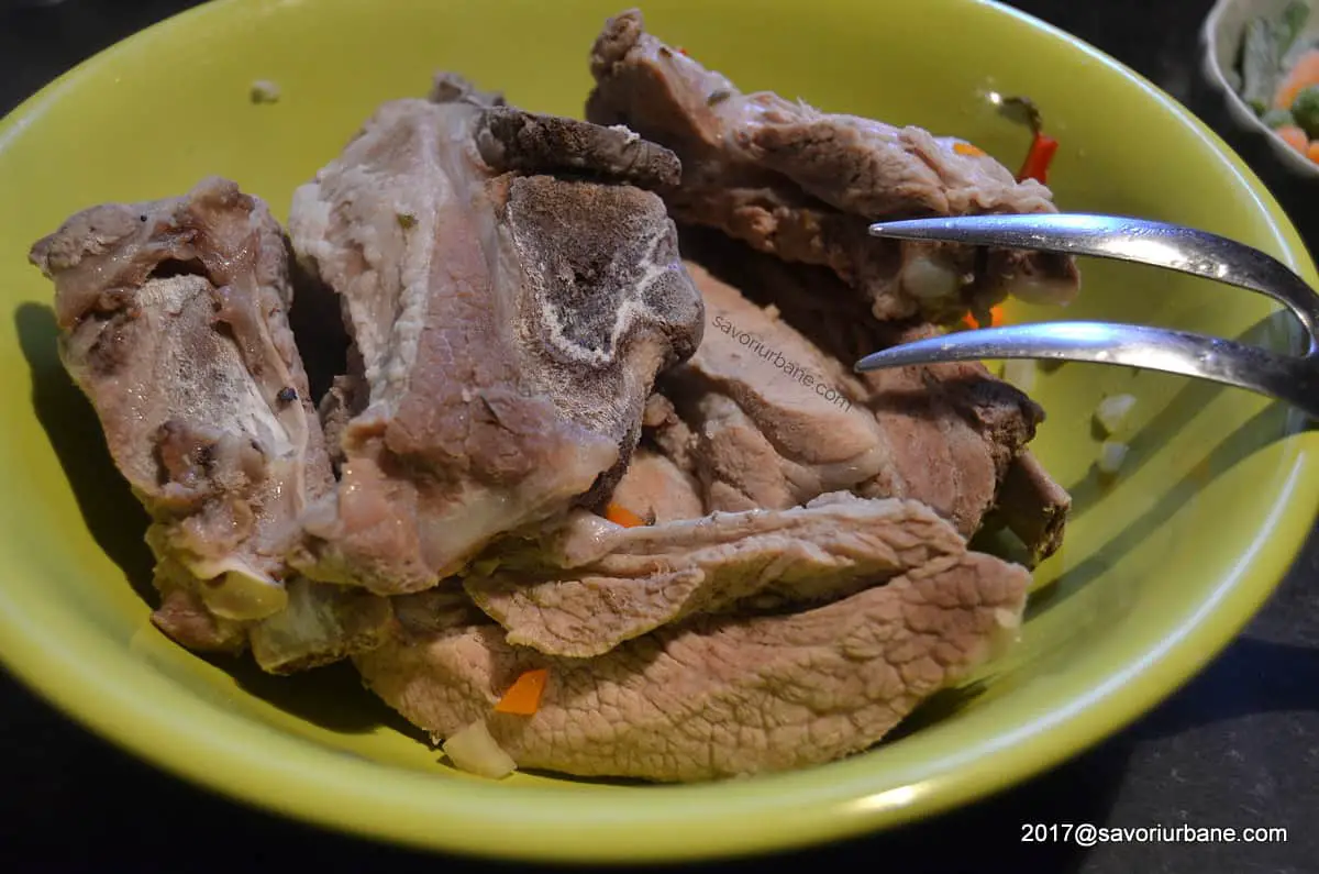 carne fiarta de porc cu os coaste din ciorba sau bors (1)