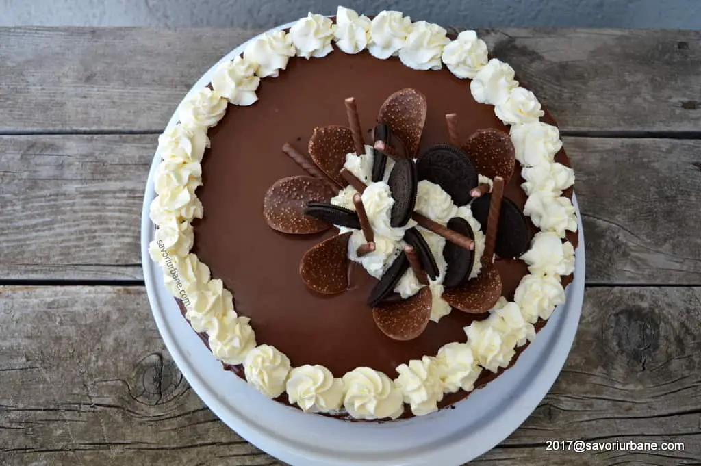 cum se decoreaza un tort cu frisca si ciocolata